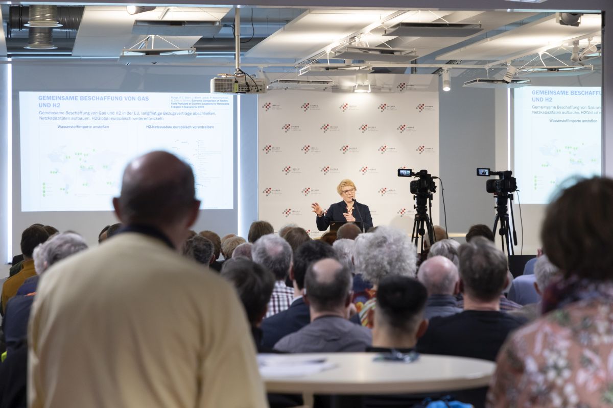 Wasserstoff: Handlungsbedarf und Chancen Referentinnen und Referenten: Prof. Dr. Joachim Hornegger, Friedrich-Alexander-Universität Erlangen-Nürnberg, Prof. Dr. Veronika Grimm, Friedrich-Alexander-Universität Erlangen-Nürnberg