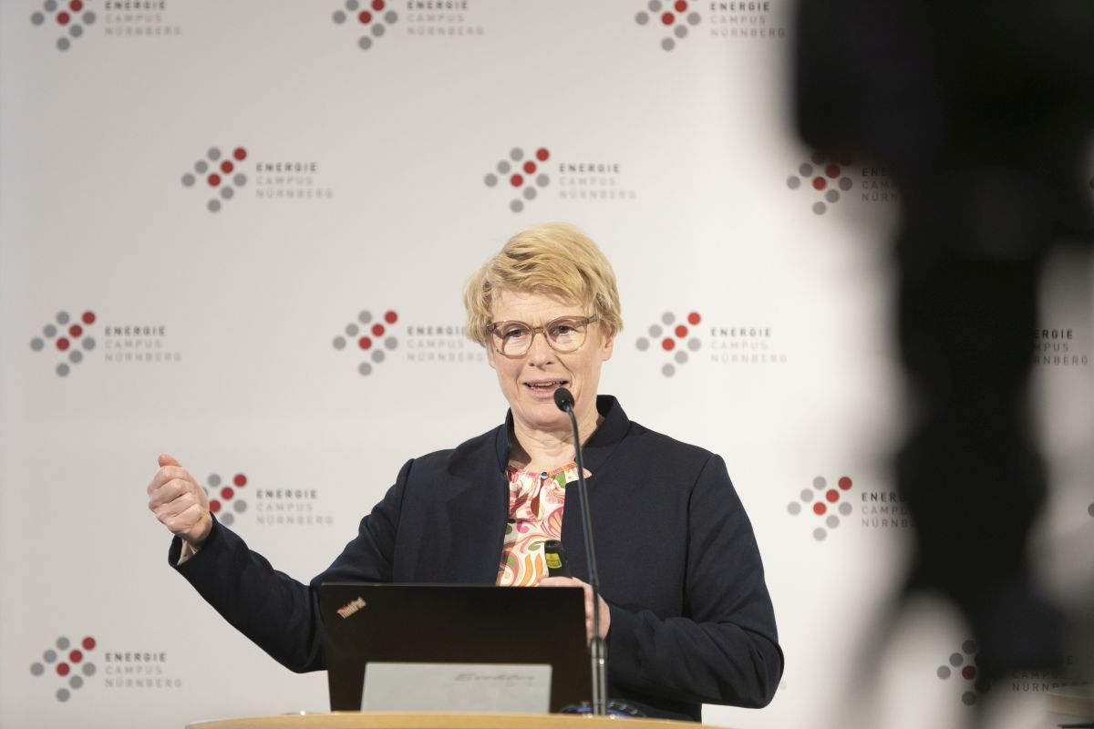 Wasserstoff: Handlungsbedarf und Chancen Referentinnen und Referenten: Prof. Dr. Joachim Hornegger, Friedrich-Alexander-Universität Erlangen-Nürnberg, Prof. Dr. Veronika Grimm, Friedrich-Alexander-Universität Erlangen-Nürnberg