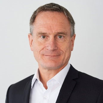 Joerg Franke in Hemd und Anzug.