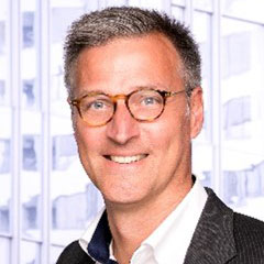 Manfred Rieck mit Brille, kurzen grauen Haaren und im Anzug.