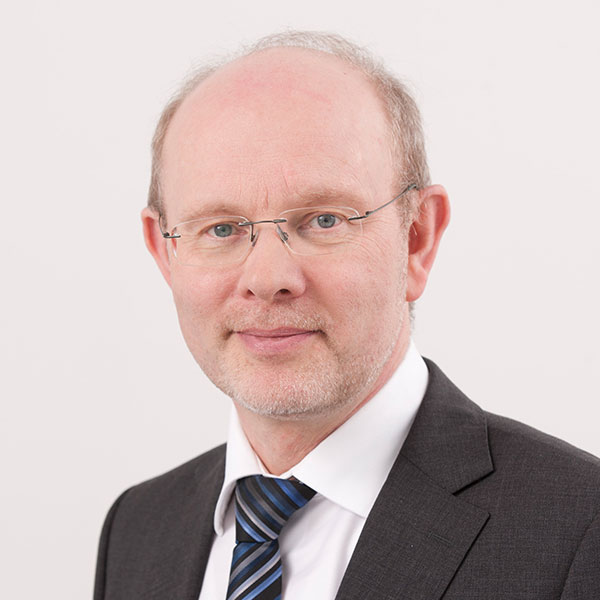 Martin März mit Anzug und Krawatte